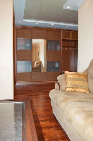 Апартаменты KyivStay Pochaynynska Apartment Киев Апартаменты с балконом-11